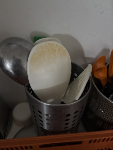 1428501-6 Collection of various kitchen accessories