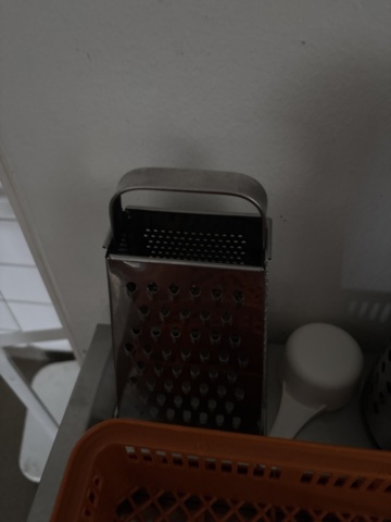 1428501-7 Collection of various kitchen accessories