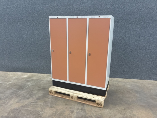 1492976-2 Elevskåp ROZ 3 sektioner, inkl. sockel, 1510x1200x550 mm, röd