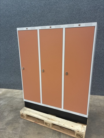 1492976-3 Elevskåp ROZ 3 sektioner, inkl. sockel, 1510x1200x550 mm, röd