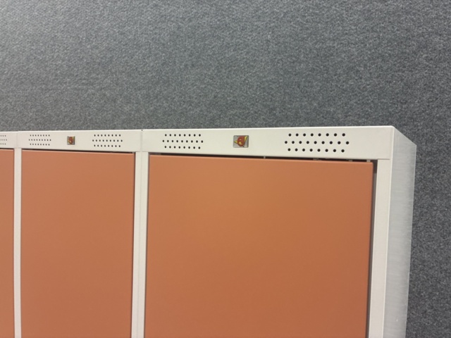 1492976-4 Elevskåp ROZ 3 sektioner, inkl. sockel, 1510x1200x550 mm, röd