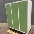 1492978-3 Elevskåp ROZ 3 sektioner, inkl. sockel, 1510x1200x550 mm, grön