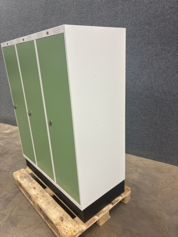 1492978-11 Elevskåp ROZ 3 sektioner, inkl. sockel, 1510x1200x550 mm, grön