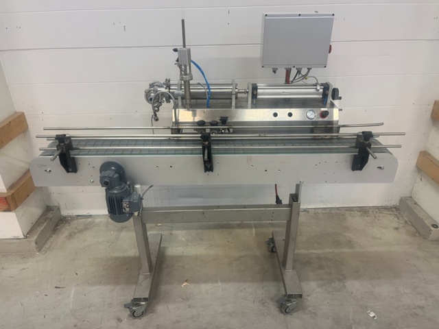 1470257-1 Semi-automatic filling machine with conveyor belt