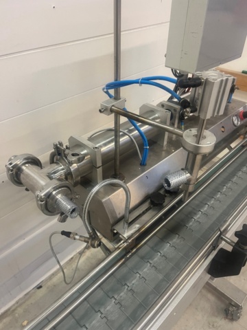 1470257-2 Semi-automatic filling machine with conveyor belt