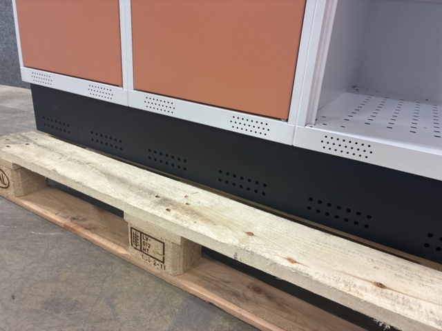 1492977-6 Elevskåp ROZ 3 sektioner, inkl. sockel, 1510x1200x550 mm, röd