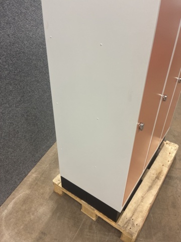 1492977-12 Elevskåp ROZ 3 sektioner, inkl. sockel, 1510x1200x550 mm, röd