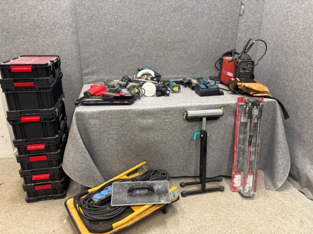 1482189-1 9 machines with accessories and tool boxes