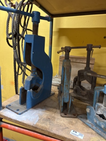 1445028-3 Lot of pipe vices and bench vices