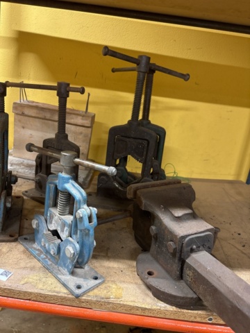 1445028-4 Lot of pipe vices and bench vices