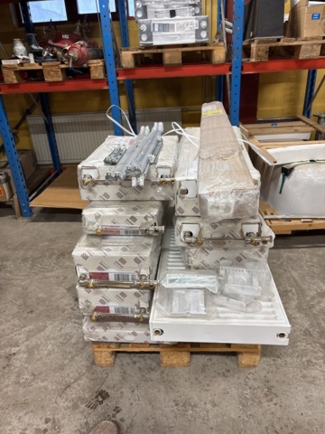 1445063-1 A total of 13 brand new radiators in original packaging as shown in the picture.