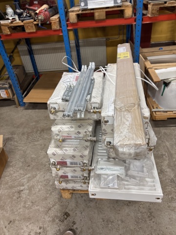 1445063-2 A total of 13 brand new radiators in original packaging as shown in the picture.