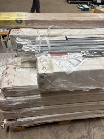 1445063-6 A total of 13 brand new radiators in original packaging as shown in the picture.