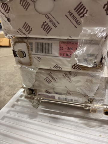1445063-7 A total of 13 brand new radiators in original packaging as shown in the picture.