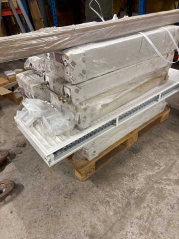 1445063-8 A total of 13 brand new radiators in original packaging as shown in the picture.