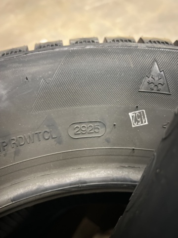 1493259-8 4 st Friktionsdäck Sunny 195/65 R15