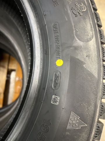 1493259-9 4 st Friktionsdäck Sunny 195/65 R15