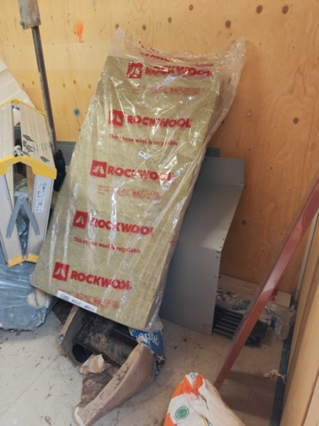 1435743-2 Allt i containern: Byggnadsmaterial (främst för tak), verktyg och byggtillbehör