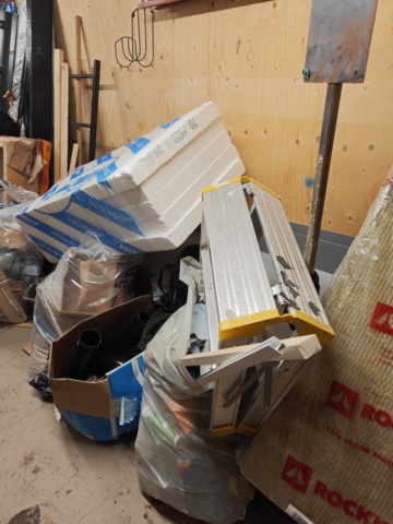 1435743-3 Allt i containern: Byggnadsmaterial (främst för tak), verktyg och byggtillbehör