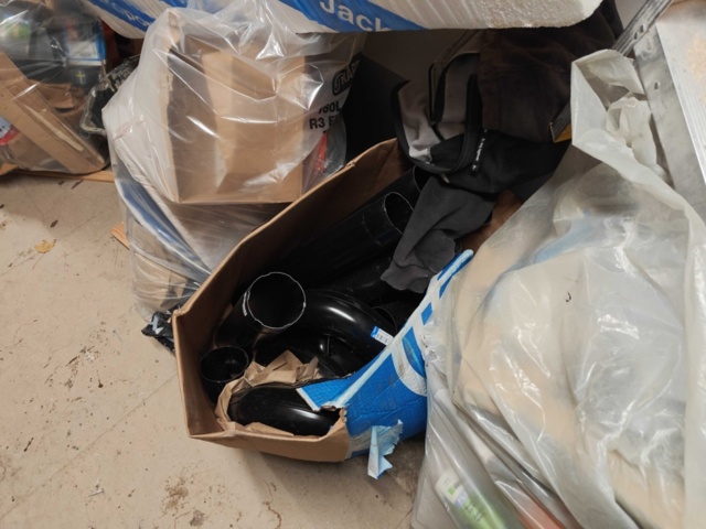 1435743-5 Allt i containern: Byggnadsmaterial (främst för tak), verktyg och byggtillbehör