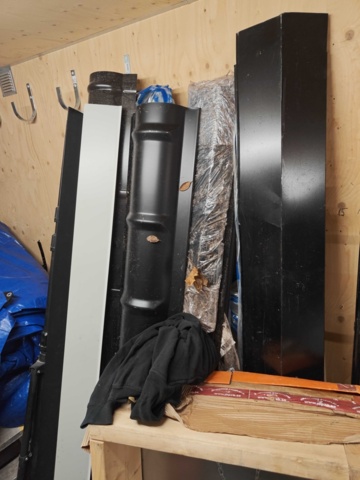 1435743-10 Allt i containern: Byggnadsmaterial (främst för tak), verktyg och byggtillbehör