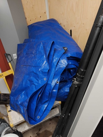 1435743-12 Allt i containern: Byggnadsmaterial (främst för tak), verktyg och byggtillbehör