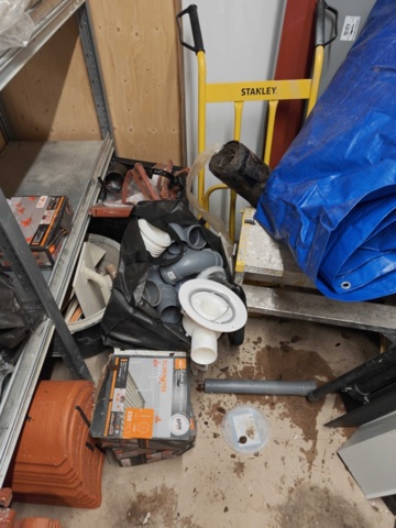 1435743-13 Allt i containern: Byggnadsmaterial (främst för tak), verktyg och byggtillbehör