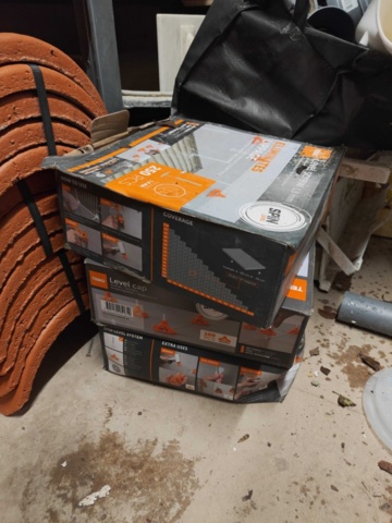 1435743-14 Allt i containern: Byggnadsmaterial (främst för tak), verktyg och byggtillbehör