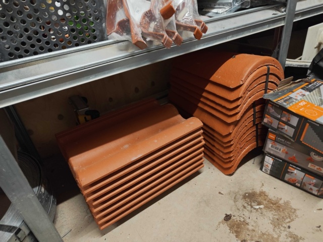 1435743-15 Allt i containern: Byggnadsmaterial (främst för tak), verktyg och byggtillbehör