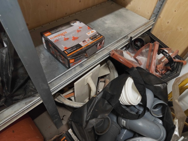 1435743-16 Allt i containern: Byggnadsmaterial (främst för tak), verktyg och byggtillbehör