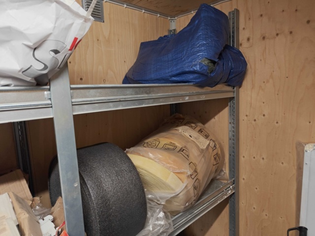 1435743-17 Allt i containern: Byggnadsmaterial (främst för tak), verktyg och byggtillbehör