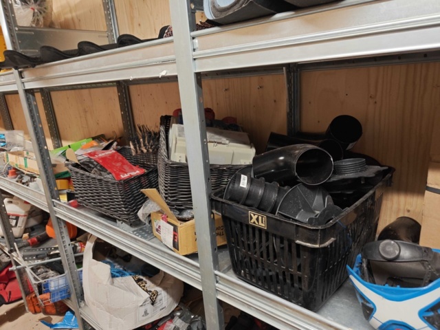 1435743-18 Allt i containern: Byggnadsmaterial (främst för tak), verktyg och byggtillbehör