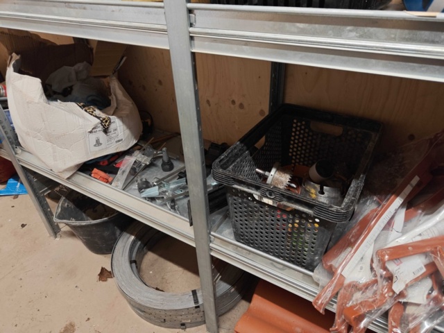 1435743-19 Allt i containern: Byggnadsmaterial (främst för tak), verktyg och byggtillbehör