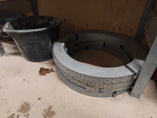 1435743-20 Allt i containern: Byggnadsmaterial (främst för tak), verktyg och byggtillbehör