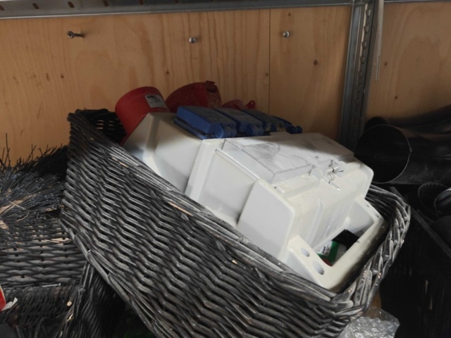 1435743-22 Allt i containern: Byggnadsmaterial (främst för tak), verktyg och byggtillbehör