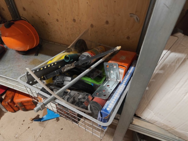 1435743-23 Allt i containern: Byggnadsmaterial (främst för tak), verktyg och byggtillbehör