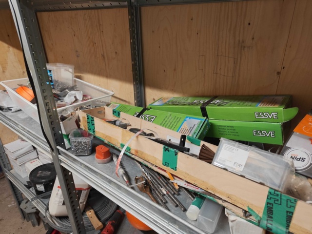 1435743-24 Allt i containern: Byggnadsmaterial (främst för tak), verktyg och byggtillbehör