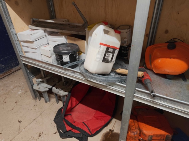 1435743-25 Allt i containern: Byggnadsmaterial (främst för tak), verktyg och byggtillbehör