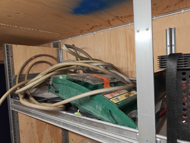 1435743-26 Allt i containern: Byggnadsmaterial (främst för tak), verktyg och byggtillbehör