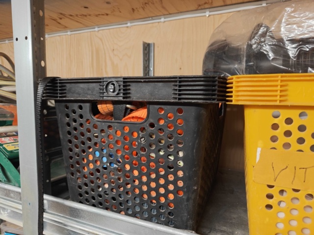 1435743-27 Allt i containern: Byggnadsmaterial (främst för tak), verktyg och byggtillbehör