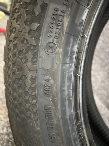 1493288-4 1 st Friktionsdäck Continental 215/60 R17