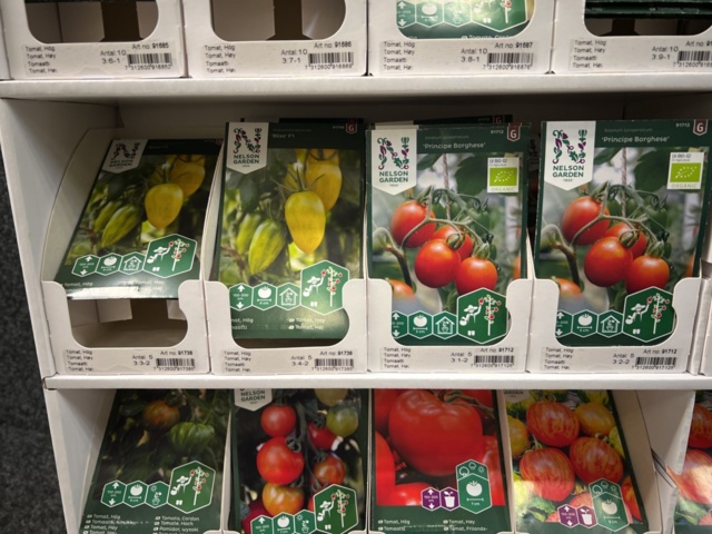 1493426-6 Retail rack with Nelson Garden seed bags of tomato seeds