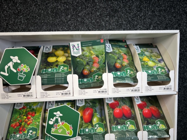 1493427-4 Retail rack with Nelson Garden seed bags of tomato seeds