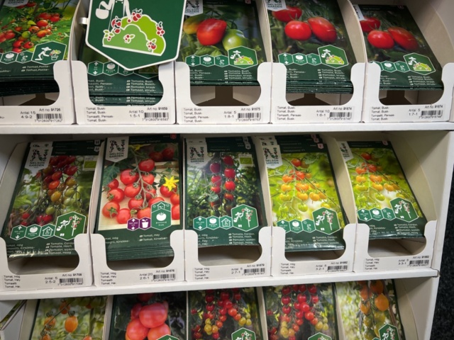 1493427-6 Retail rack with Nelson Garden seed bags of tomato seeds