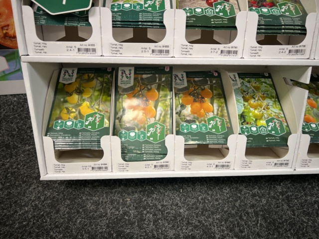 1493427-9 Retail rack with Nelson Garden seed bags of tomato seeds