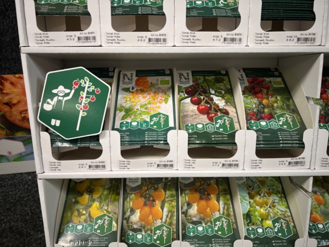 1493427-8 Retail rack with Nelson Garden seed bags of tomato seeds