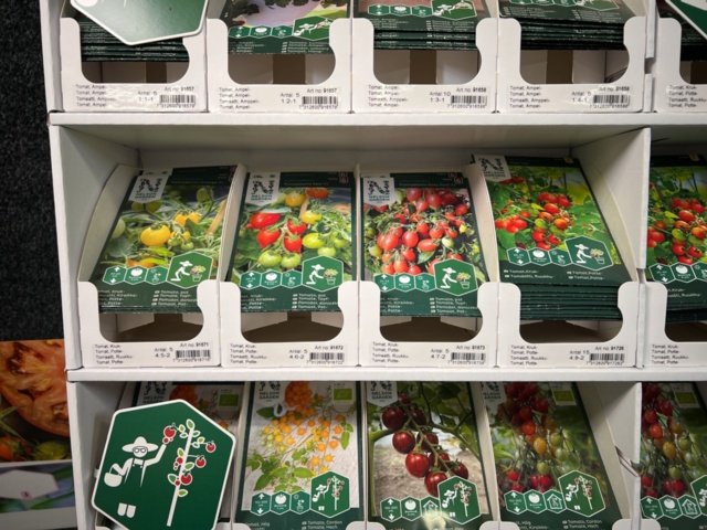 1493427-10 Retail rack with Nelson Garden seed bags of tomato seeds