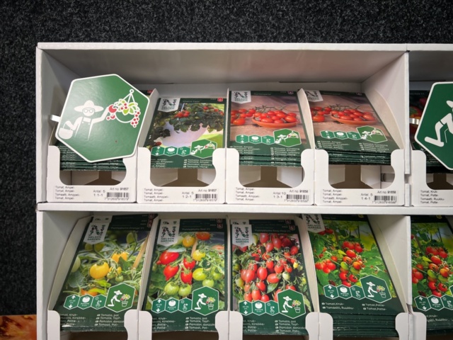 1493427-11 Retail rack with Nelson Garden seed bags of tomato seeds