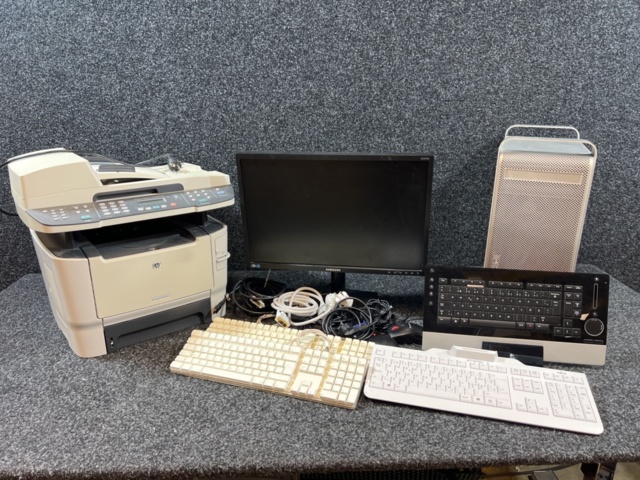 1384788-1 Samling med kontorselektronik - HP, Apple, Samsung m.fl.