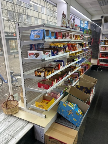1367201-3 Samtliga butikshyllor i butiken